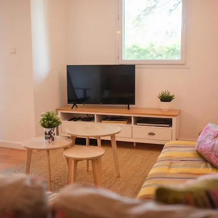 Duplex Familial Proche Et Commerces *